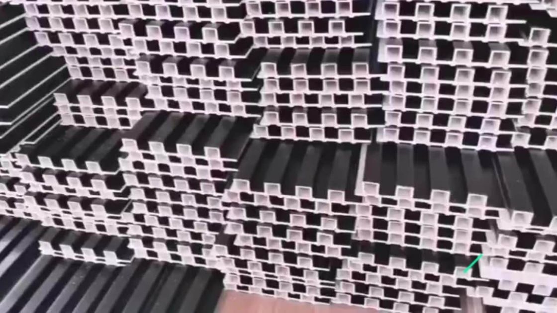 La división del wpc de la prueba de fuego B1 artesona la certificación decorativa del panel de pared de Wpc ISO