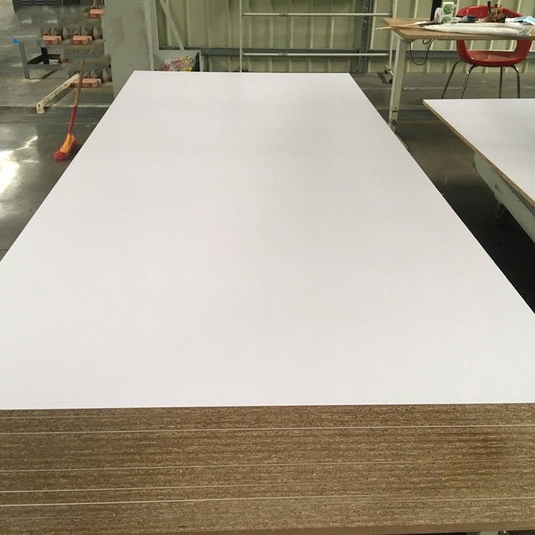 Tablero de partícula blanco a base de madera de la melamina de los paneles 18m m de la decoración interior