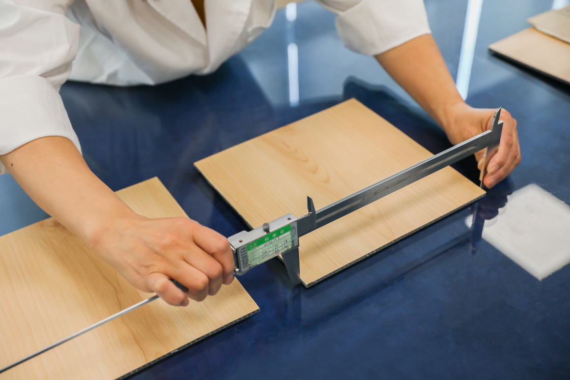 Texturas de madera Decoración de interiores 4mm 5mm 6mm PVC SPC Bloqueo de clic Vinilo Diseño gráfico Oficina interna europea