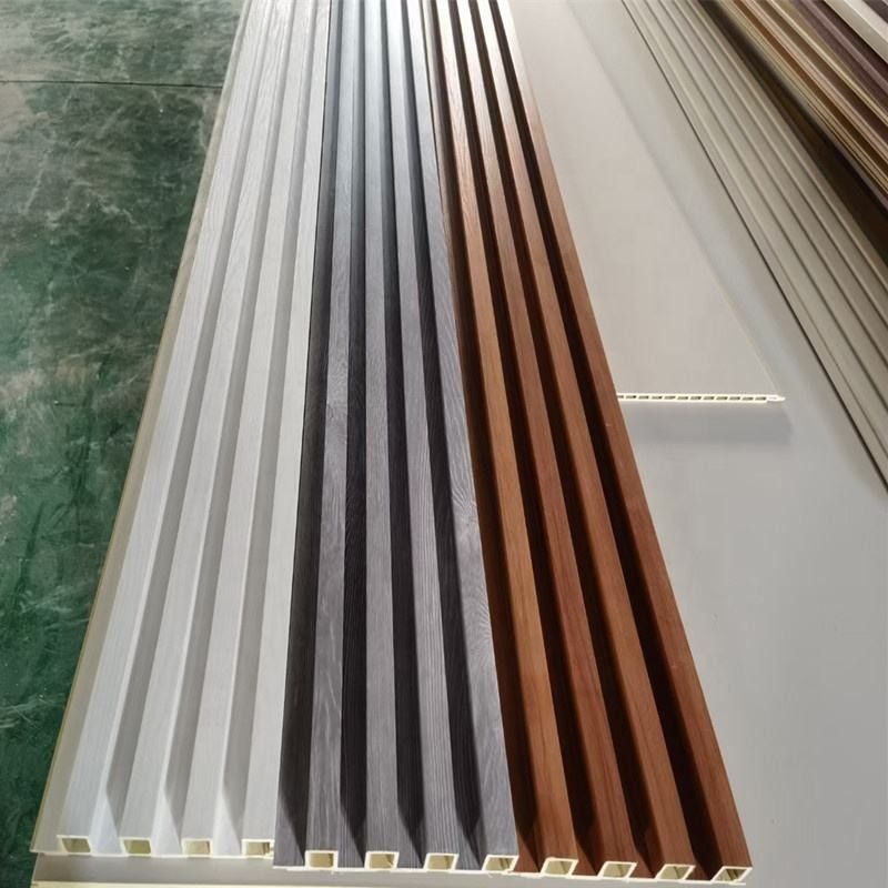 Panel de pared de PVC impermeable de película de madera de plástico de wpc revestimiento de barras de techo de wpc panel de pared de interior acanalado