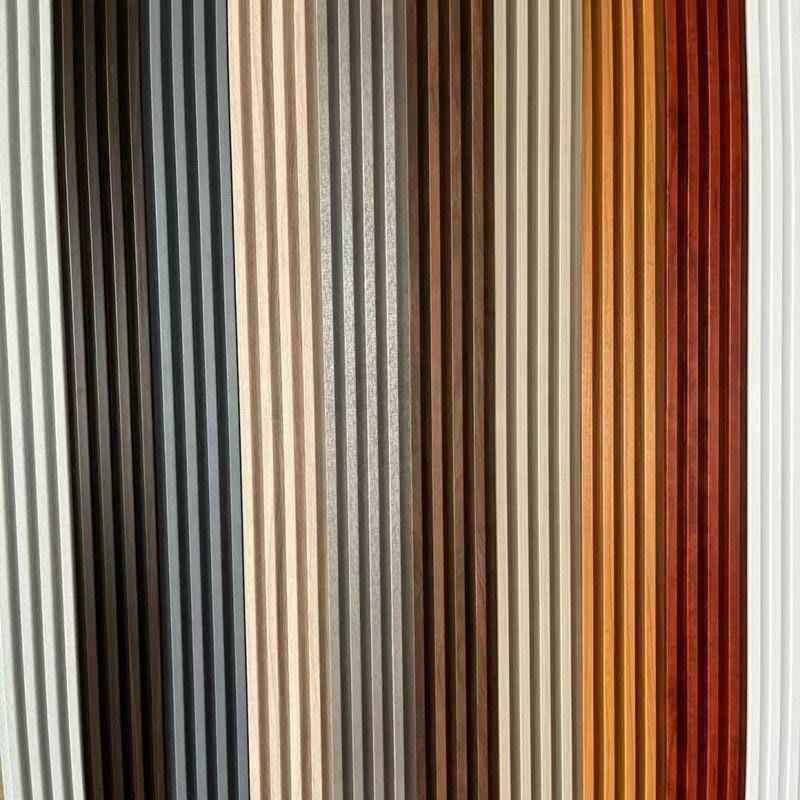 Panel de pared de PVC impermeable de película de madera de plástico de wpc revestimiento de barras de techo de wpc panel de pared de interior acanalado