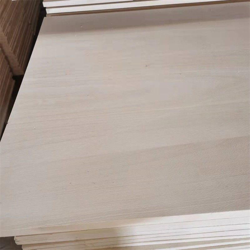 Precio al por mayor 4 * 8ft 18mm madera de pino dedo articulado borde de pino tablero de caucho Nueva Zelanda tablero de madera maciza para muebles
