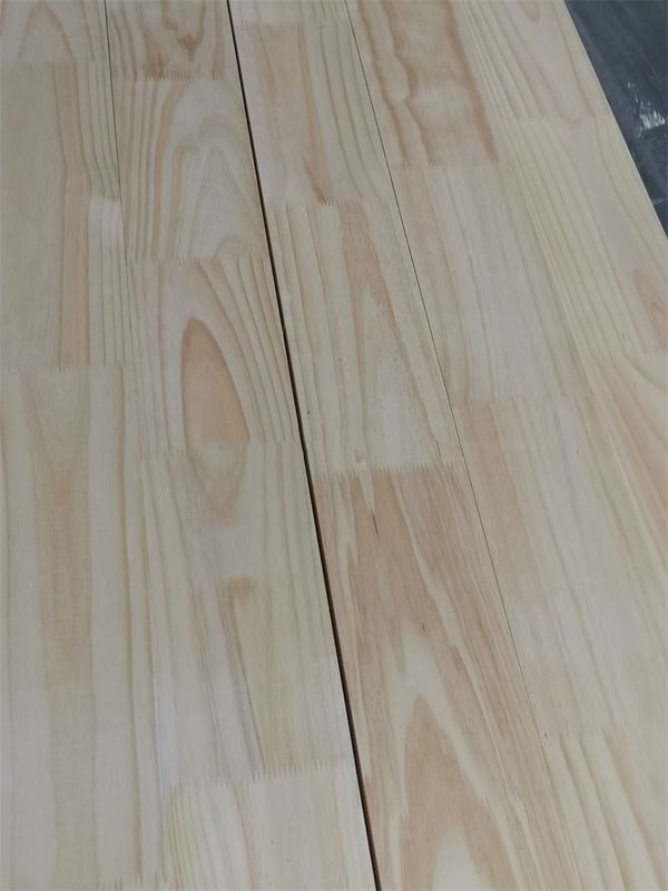 Mejor suministro de madera decorativa Produce madera sólida madera de pino madera paneles de pared de madera de pino Dedo unido paneles