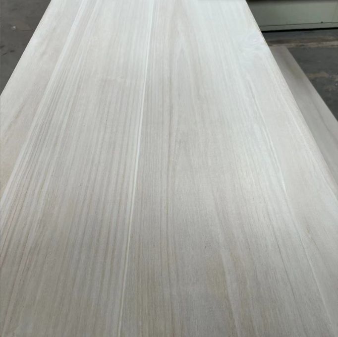 Nuevo estilo VIETNAM Productos de madera sólida Teca madera aserrada / madera / madera dura Paulownia Borda de madera pegada para la venta