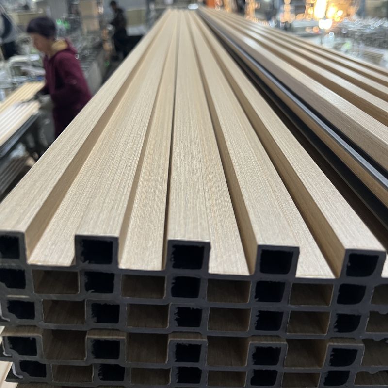 Panel de pared Wpc a prueba de agua Pvc Film Madera Plástico Wpc Techo Slat Revestimiento Fluted Panel de pared interior para la decoración interior