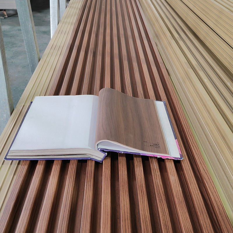 Panel decorativo WPC Lambrin para revestimiento de paredes interiores en el entorno doméstico