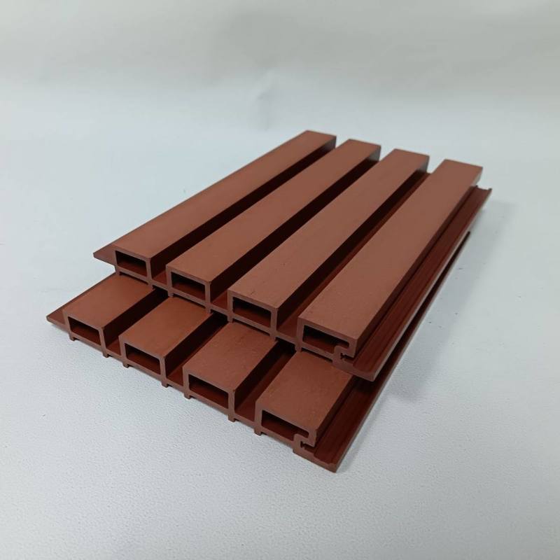 Revestimiento de paneles de pared WPC para exteriores con vetas de madera al por mayor a bajo precio