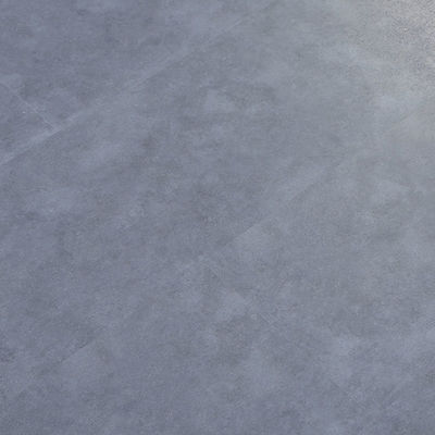 Pisos impermeables con azulejos de PVC resistentes al fuego resistentes al sonido