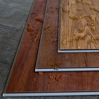 Suelos de lujo 7mm 8mm SPC Muestras gratuitas Impermeable Bloqueo de clic Rígido Plancha de vinilo para uso de oficina en gimnasio interior