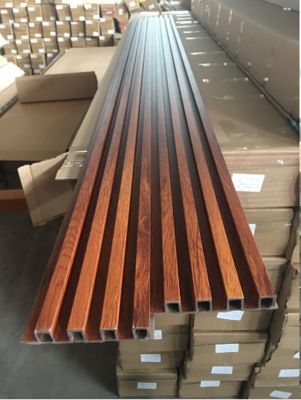 Panel de pared WPC de composite de madera fácil de instalar, revestimiento exterior, panel de pared acanalado interior