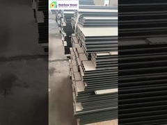 Inventario de paneles de pared de WPC y carga de camiones