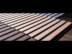 El panel de pared de madera acústico