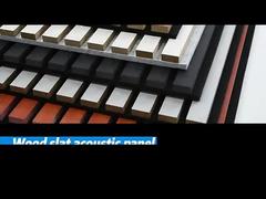 El panel de pared de madera acústico